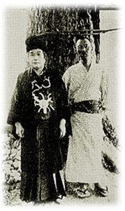 Onisaburo and poet Shogo Yonekura under tall ginkgo tree at Shunyotei within Tenonkyo (Aug. 25, 1930)